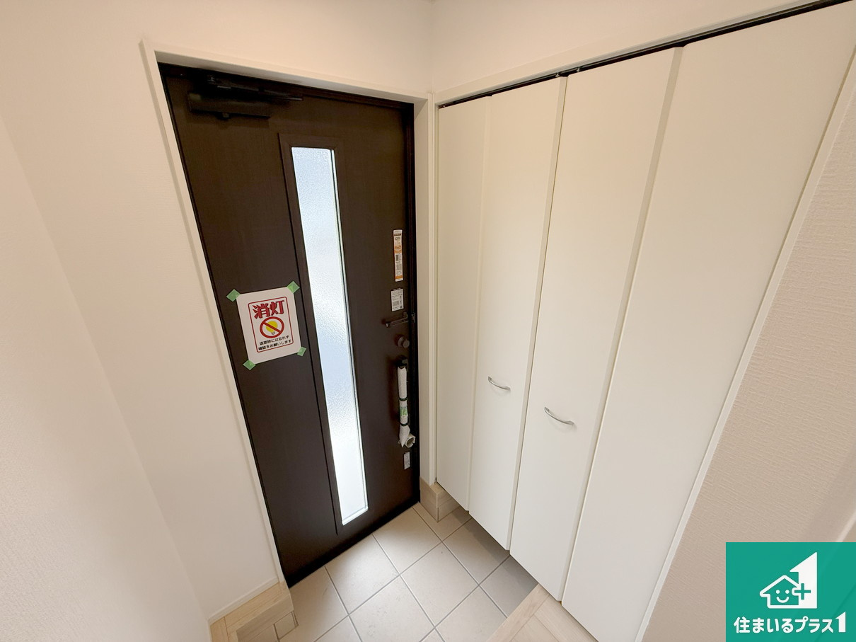 岩出市中島　第２期　新築一戸建ての玄関|シューズクローゼットにはたくさんの靴が収納できるので玄関周りはいつもスッキリ！コの字型のスペースにはオシャレな小物を置くと玄関が華やかに♪【現地写真】