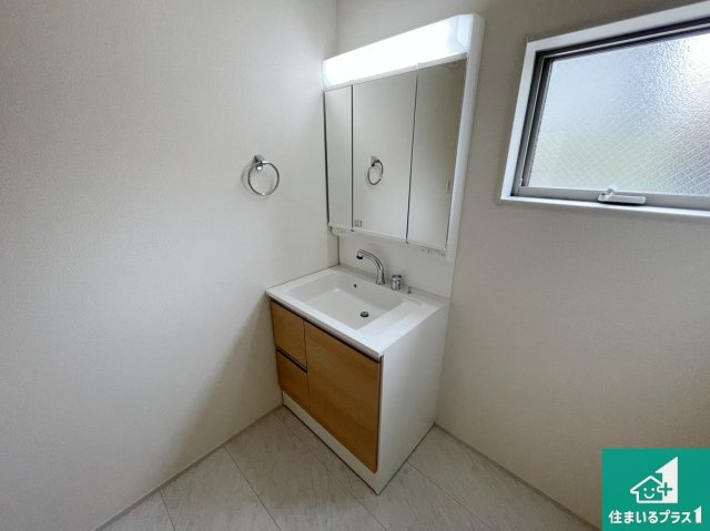 宇治市伊勢田町南遊田　新築一戸建ての独立洗面台|清潔感のある洗面台です。フラットな鏡は掃除がしやすく毎日清潔！鏡裏には収納があるのでスッキリとした洗面台が保てます。