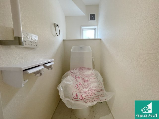 宇治市伊勢田町南遊田　新築一戸建てのトイレ|1・2階の2ヶ所にあるので、朝の忙しい時間の順番待ちもなく、深夜の利用にも大変便利です。