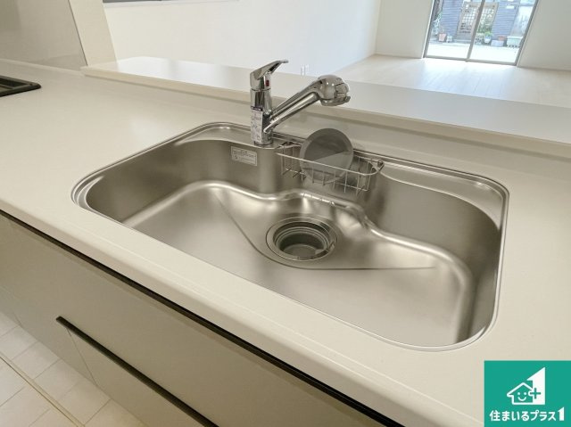 宇治市伊勢田町南遊田　新築一戸建ての設備|洗い物も楽にできる、広々シンク！