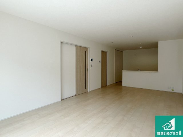 宇治市伊勢田町南遊田　新築一戸建ての居間・リビング|日当たり良好の明るいリビングで朝の目覚めもスッキリできそう！対面キッチンでご家族のコミュニケーションも自然と増える設計！小さなお子様が遊ぶスペースを作っても広々とくつろげるLDK！