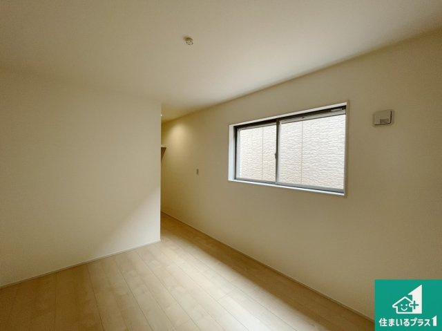 宇治市伊勢田町南遊田　新築一戸建ての洋室|シンプルな洋室は、自分好みのインテリアが楽しめます♪ご家族とインテリアや家具を選びに行くのは新築購入時の醍醐味の一つです。ぜひお楽しみください♪