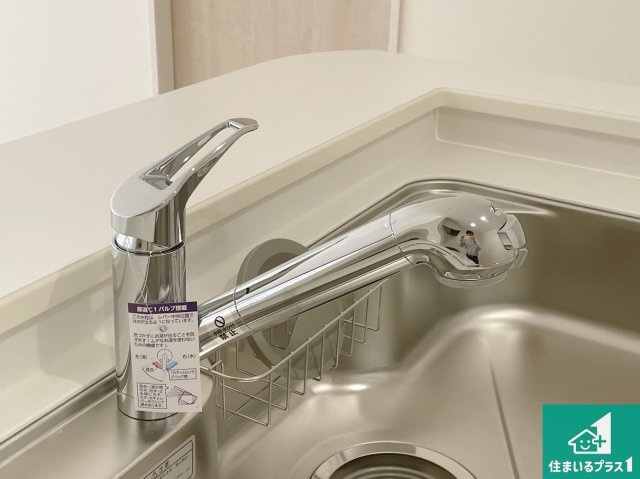 宇治市伊勢田町南遊田　新築一戸建ての設備|浄水器を内蔵！炊飯時、お茶を作る時に安心してお水を使えます！お湯と冷水、浄水と原水、シャワーの切替えもワンタッチです！