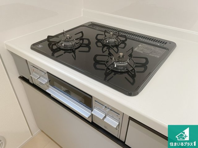 宇治市伊勢田町南遊田　新築一戸建てのその他|ダブル高火力Ｓｉセンサー付きコンロ！３口あるので、まとめて料理をする時も大活躍！