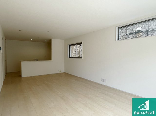 宇治市伊勢田町南遊田　新築一戸建ての居間・リビング|日当たり良好の明るいリビングで朝の目覚めもスッキリできそう！対面キッチンでご家族のコミュニケーションも自然と増える設計！小さなお子様が遊ぶスペースを作っても広々とくつろげるLDK！