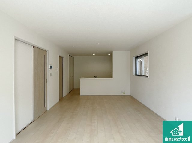 宇治市伊勢田町南遊田　新築一戸建ての居間・リビング|シンプルなリビングは、観葉植物等のインテリアを楽しめますね！パパ好みにも、ママ好みにも家具次第で雰囲気を変えることができます！