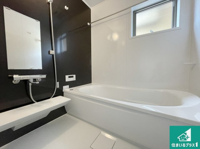 宇治市伊勢田町南遊田　新築一戸建ての浴室|足をゆったり伸ばして寛げる浴槽です。窓が設けられていますので差し込む光が明るく穏やかな雰囲気にしてくれます♪浴室乾燥機も設置しているので、雨の日の洗濯物も安心です♪