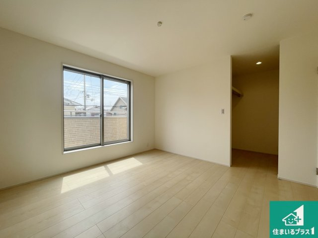 宇治市伊勢田町南遊田　新築一戸建ての洋室|シンプルな洋室は、自分好みのインテリアが楽しめます♪ご家族とインテリアや家具を選びに行くのは新築購入時の醍醐味の一つです。ぜひお楽しみください♪