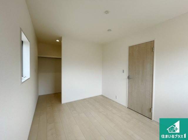 宇治市伊勢田町南遊田　新築一戸建ての洋室|シンプルな洋室は、自分好みのインテリアが楽しめます♪ご家族とインテリアや家具を選びに行くのは新築購入時の醍醐味の一つです。ぜひお楽しみください♪