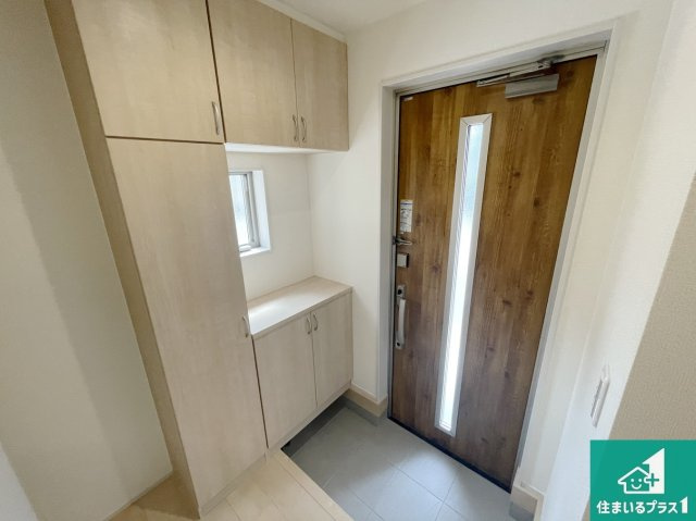 宇治市伊勢田町南遊田　新築一戸建ての玄関|シューズボックスにはたくさんの靴が収納できるので玄関周りはいつもスッキリ！ご家族が増えても安心！