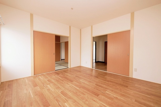 真藤(シンドウ)ビルの居間・リビング|ゆったりとしたリビングです