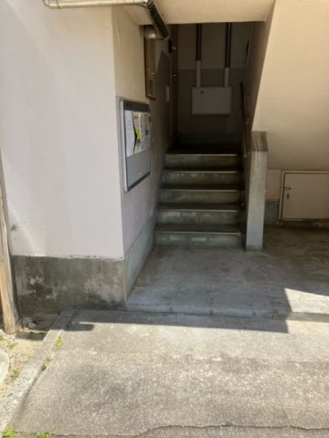 兵庫県公社　川西松ケ丘（１）１号棟のエントランス|清潔なエントランスです