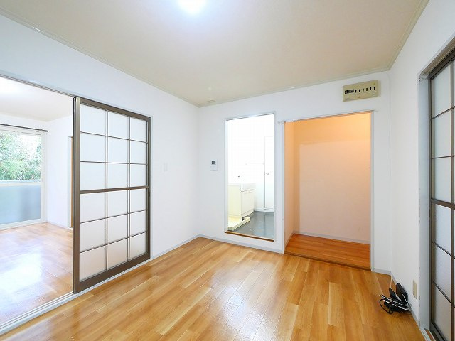 コンフォール六条Aの居間・リビング