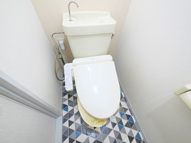 コンフォール六条Aのトイレ