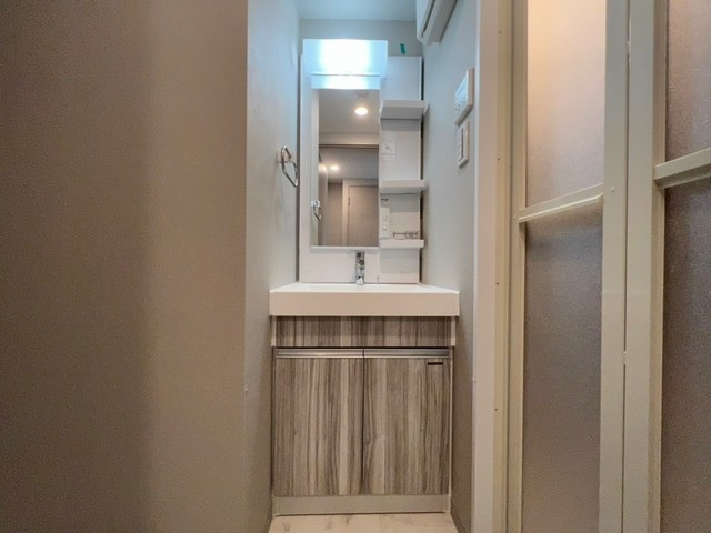 ウェンディ橋本町の独立洗面台|独立洗面台、小物を置くことができて便利です