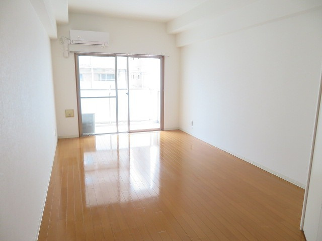 グラビスコート白島の居間・リビング|居間です