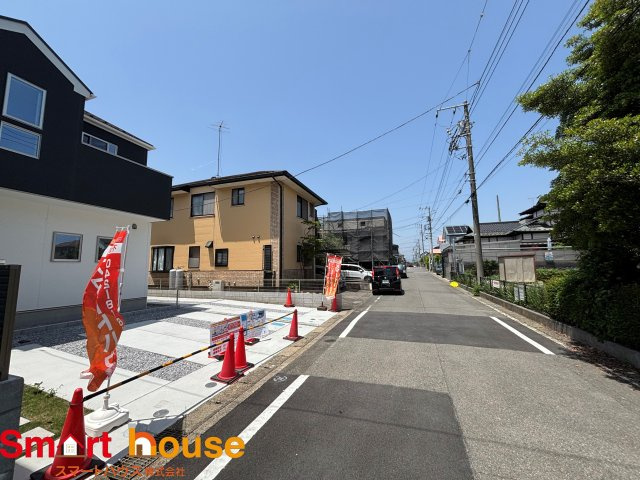 相模原市中央区宮下本町　新築2棟の前面道路含む現地写真|オシャレな外観は、人の目を引くだけではなく自慢したくなりますね！植木を置いたりアレンジは、自由です。自分の好みに仕上げましょう♪