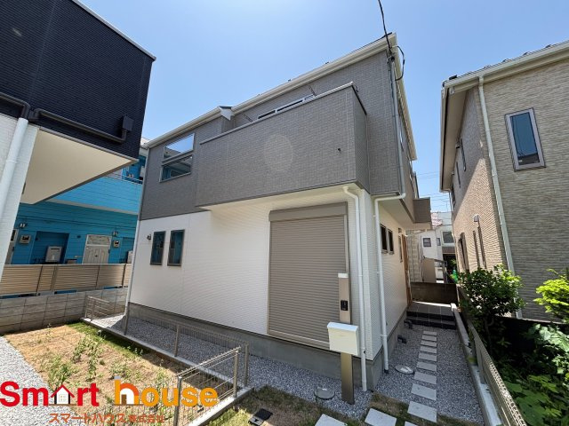 相模原市中央区宮下本町　新築2棟の外観|外壁が周囲の街並みと青空に生えるお洒落な仕上がり！周囲には高い建物のないエリア。青い空が大きく感じますね。