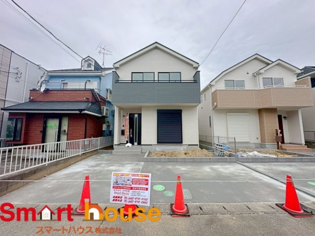 町田市下小山田町　新築2棟！の外観|外壁が周囲の街並みと青空に生えるお洒落な仕上がり！周囲には高い建物のないエリア。青い空が大きく感じますね。