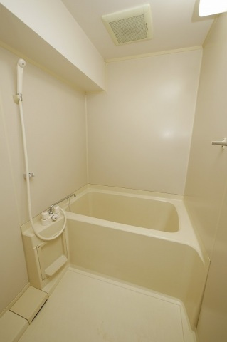 ＹビルⅢの浴室|落ち着いた空間のお風呂です