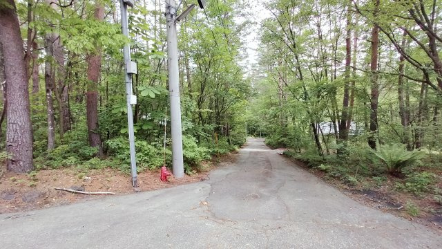 浅間ハイランドパーク前面道路は8mで広々角地の前面道路含む現地写真