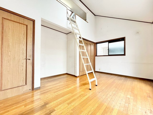 【寝室】 | 豊中市上津島2丁目中古戸建 | 現在ご返済中のカーローン・カードローン・教育ローンなどを住宅ローンに一本化したり、家具家電購入費用・引越し費用を住宅ローンと組み合わせるなど、お客さまにメリットの多い住宅ローンのご提案が可能です。