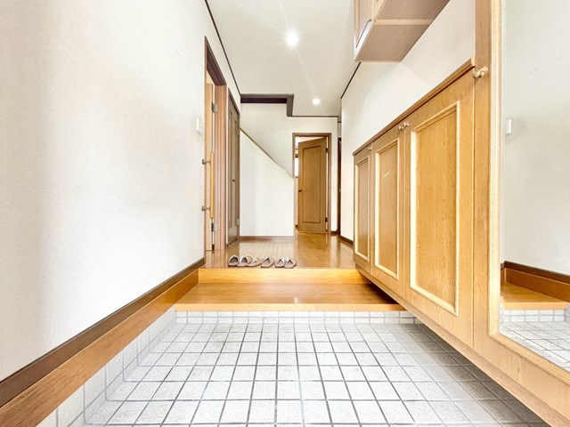 【玄関】 | 豊中市上津島2丁目中古戸建 | こちらの物件近くの教育施設や、スーパー・公園など、物件周辺の住環境を併せてご案内させて頂きます。ぜひ、現地での暮らしをイメージなさって下さい！
