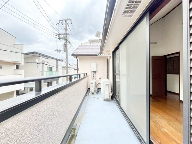 【バルコニー】 | 豊中市上津島2丁目中古戸建 | こちらのサイトに掲載されている全ての物件が、当社にてご紹介可能です！気になる物件がありましたら、弊社スタッフまでお気軽にお問合せ下さいま