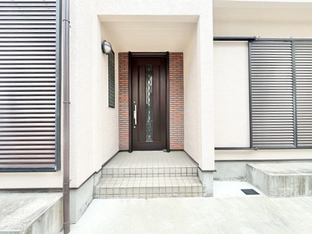 【エントランス】 | 豊中市上津島2丁目中古戸建 | サイトに掲載されていない箇所の写真、撮影してお届けさせて頂きます！気になる物件で、見たい部分の画像が無い場合は、弊社スタッフまでご連絡下さいませ。お客様の気になる箇所を、カメラにて撮影して参ります！