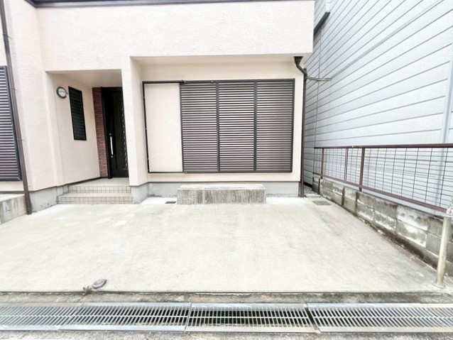 【駐車場】 | 豊中市上津島2丁目中古戸建 | 現在ご返済中のカーローン・カードローン・教育ローンなどを住宅ローンに一本化したり、家具家電購入費用・引越し費用を住宅ローンと組み合わせるなど、お客さまにメリットの多い住宅ローンのご提案が可能です。