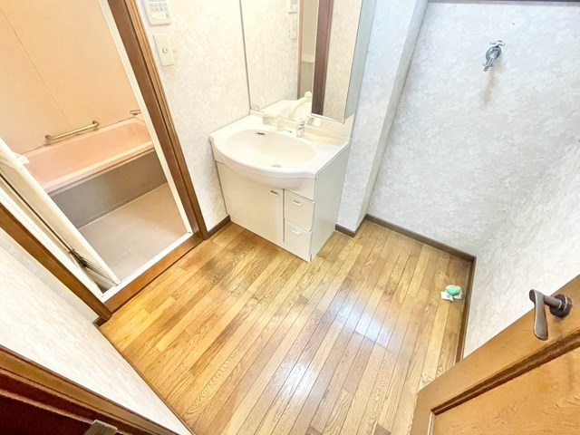 【脱衣所】 | 豊中市上津島2丁目中古戸建 | エイブル売買事業部では、箕面市・豊中市・吹田市・池田市・茨木市・高槻市の北摂エリア全域で、物件のご紹介を致しております。北摂エリアにて購入物件をお探しの際は、当社までお問合せ下さいませ。
