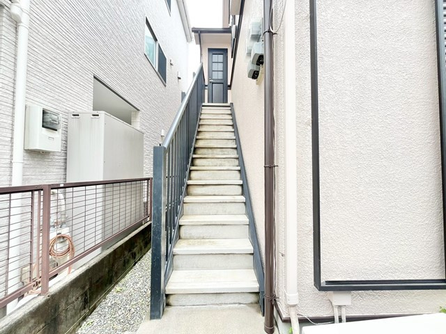 【エントランス】 | 豊中市上津島2丁目中古戸建 | エイブルだけの嬉しいサービス、ご用意しております。詳細は、お気軽に当社までお問合せ下さいませ！