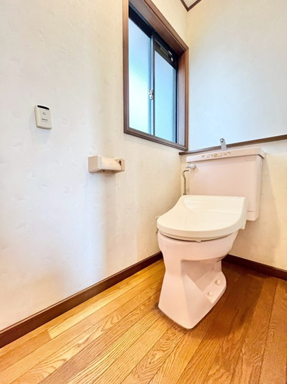 【トイレ】 | 豊中市上津島2丁目中古戸建 | こちらのサイトに掲載されている全ての物件が、当社にてご紹介可能です！気になる物件がありましたら、弊社スタッフまでお気軽にお問合せ下さいませ。