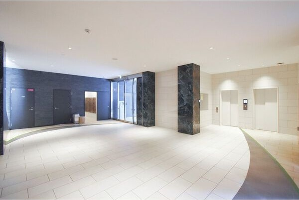 アドバンス江坂ラシュレのロビー