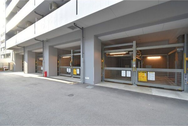 アドバンス江坂ラシュレの駐車場