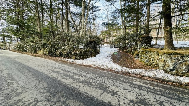 千ヶ滝 敷地面積約940坪のセミナーハウスの前面道路含む現地写真