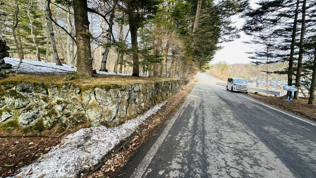 千ヶ滝 敷地面積約940坪のセミナーハウスの前面道路含む現地写真
