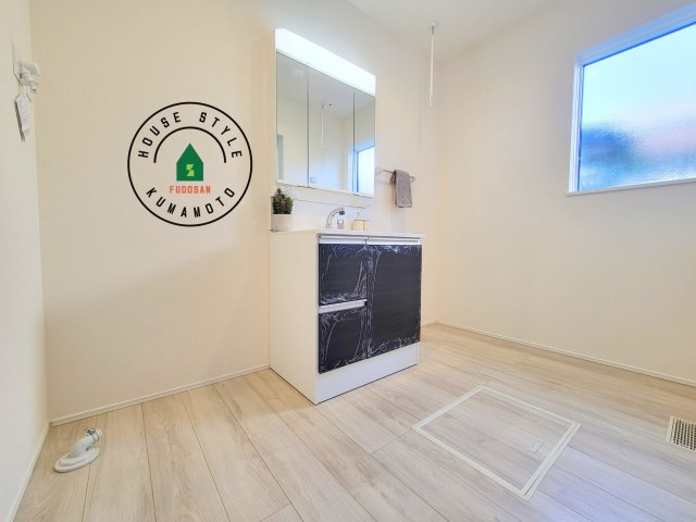 熊本市中央区出水6丁目第3-2棟（1号棟）の内観：施工例|ゆとりの洗面スペースで朝の身支度もスムーズに。暮らしを快適に変えるシャワー付洗面台です！