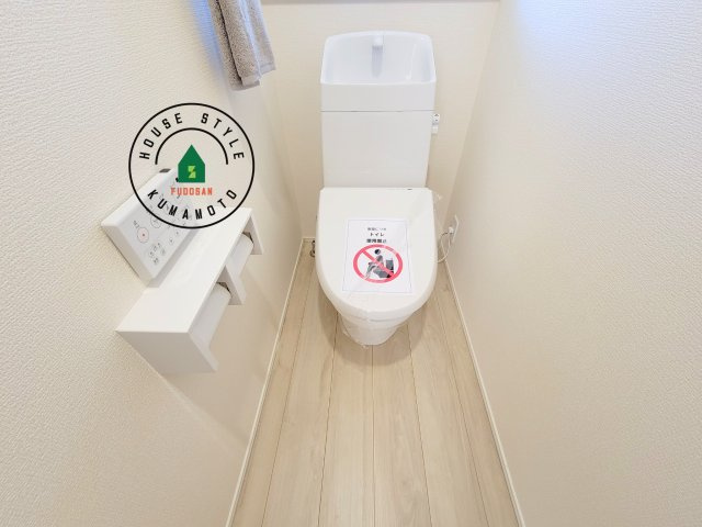 熊本市中央区出水6丁目第3-2棟（1号棟）の内観：施工例|温水洗浄便座を完備しております。2ヶ所にトイレがあるのは朝の慌ただしい時間も安心です。