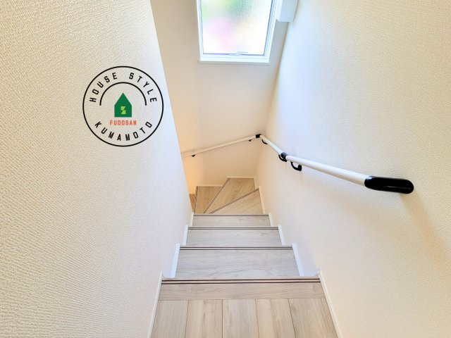 熊本市中央区出水6丁目第3-2棟（1号棟）の内観：施工例|＜手すり付階段＞手すりがないと階段の昇り降りで危険なことはもちろん、壁に手をつきながら歩くことで壁紙が汚れやすくなります。すべての方に快適に昇り降りしていただくため、手すりを設置しました。