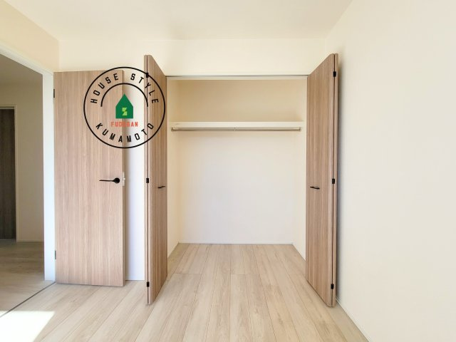 熊本市中央区出水6丁目第3-2棟（1号棟）の内観：施工例|洋服や大きな荷物が多い方や人数の多いご家族などは、一般的なクローゼットよりもウォークインクローゼットのほうが使い勝手が良いです。