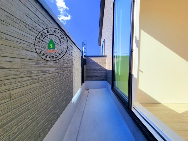 熊本市中央区出水6丁目第3-2棟（1号棟）の外観：施工例|風をしっかりと感じられるバルコニーでは、毎日が洗濯日和です。広々としているので洗濯も楽しくなるでしょうし、気分転換にバルコニーからの眺めを楽しむのもいいでしょう。