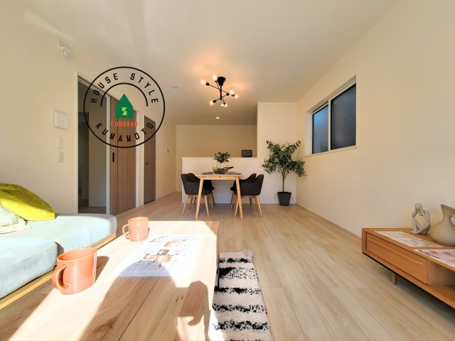 熊本市中央区出水6丁目第3-2棟（1号棟）の内観：施工例|キッチンからリビングをしっかり確認できます。家族の笑顔があふれる空間になりそうですね。※家具はCGを合成したものです。