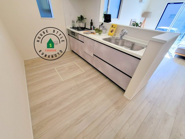 熊本市中央区出水6丁目第3-2棟（1号棟）の内観：施工例|ご家族を近くに感じられる対面キッチンのLDK。会話もはずみそうですね。