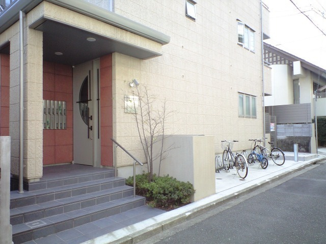 ボワＭＭのエントランス|オートロック付のエントランス　駐輪場とゴミ置場あり