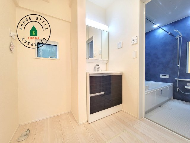 熊本市中央区出水6丁目第3-2棟（2号棟）の脱衣所|ゆとりの洗面スペースで朝の身支度もスムーズに。暮らしを快適に変えるシャワー付洗面台です！