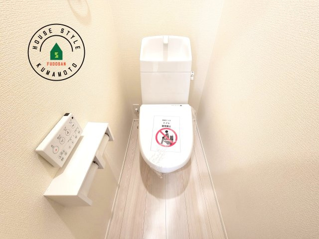 熊本市中央区出水6丁目第3-2棟（2号棟）の内観：施工例|温水洗浄便座を完備しております。2ヶ所にトイレがあるのは朝の慌ただしい時間も安心です。