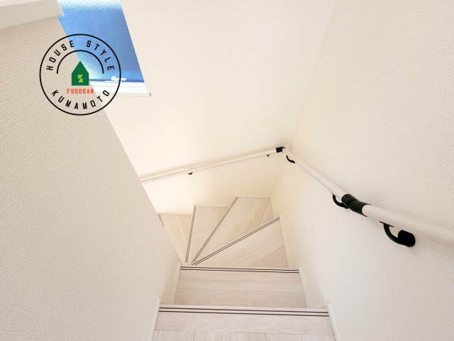 熊本市中央区出水6丁目第3-2棟（2号棟）の内観：施工例|＜手すり付階段＞手すりがないと階段の昇り降りで危険なことはもちろん、壁に手をつきながら歩くことで壁紙が汚れやすくなります。すべての方に快適に昇り降りしていただくため、手すりを設置しました。