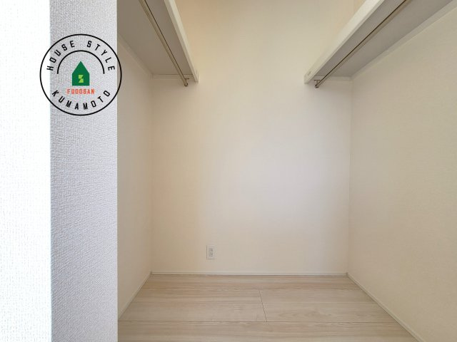 熊本市中央区出水6丁目第3-2棟（2号棟）の収納|洋服や大きな荷物が多い方や人数の多いご家族などは、一般的なクローゼットよりもウォークインクローゼットのほうが使い勝手が良いです。