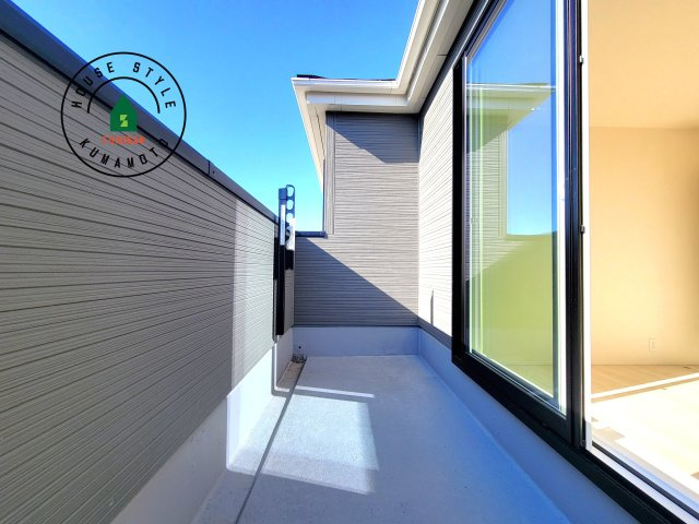 熊本市中央区出水6丁目第3-2棟（2号棟）の外観：施工例|風をしっかりと感じられるバルコニーでは、毎日が洗濯日和です。広々としているので洗濯も楽しくなるでしょうし、気分転換にバルコニーからの眺めを楽しむのもいいでしょう。